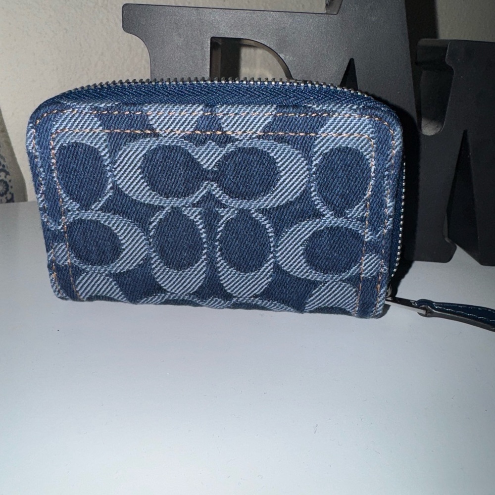 Coach Essential small zip around card case